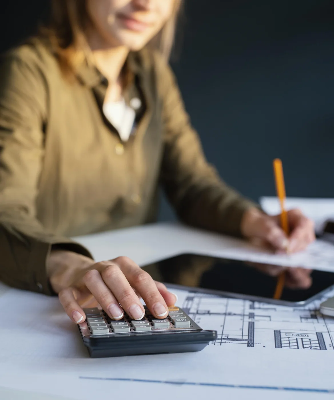 Profesional trabajando con documentación tributaria